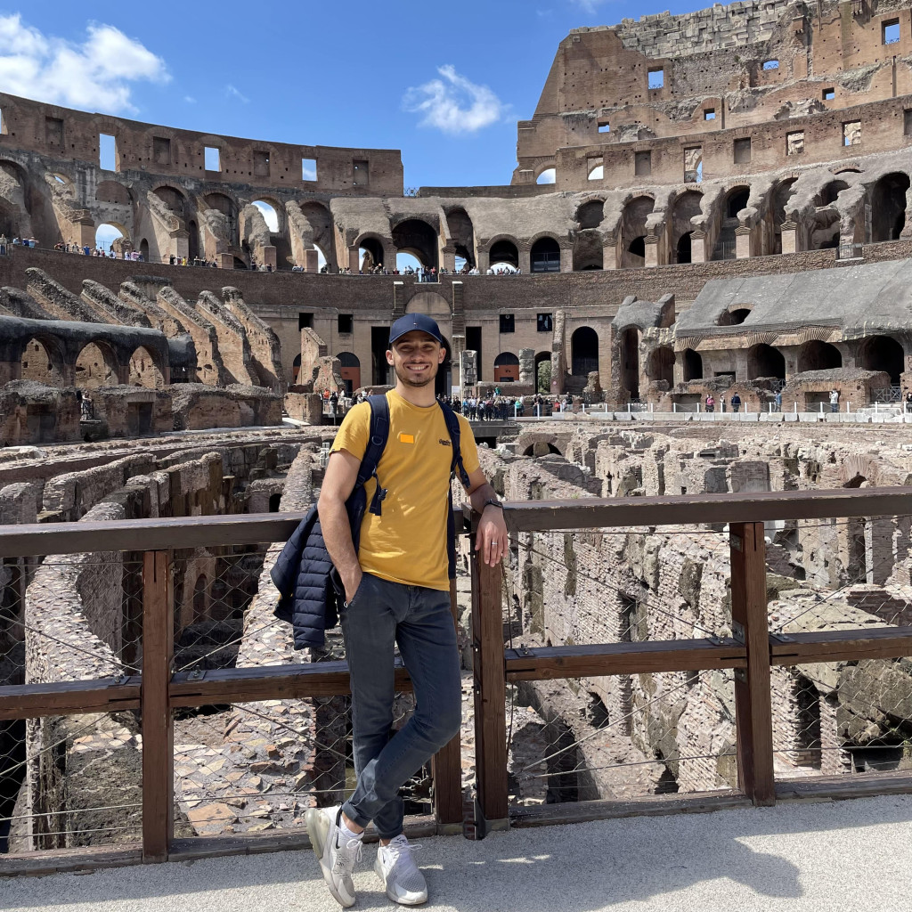 Photo de Mathis Goichon dans le Colisée à Rome