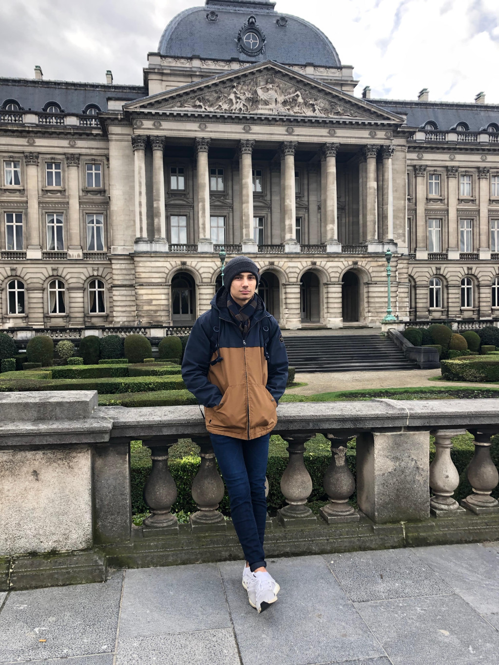 Photo de Mathis Goichon devant le Palais de Bruxelles