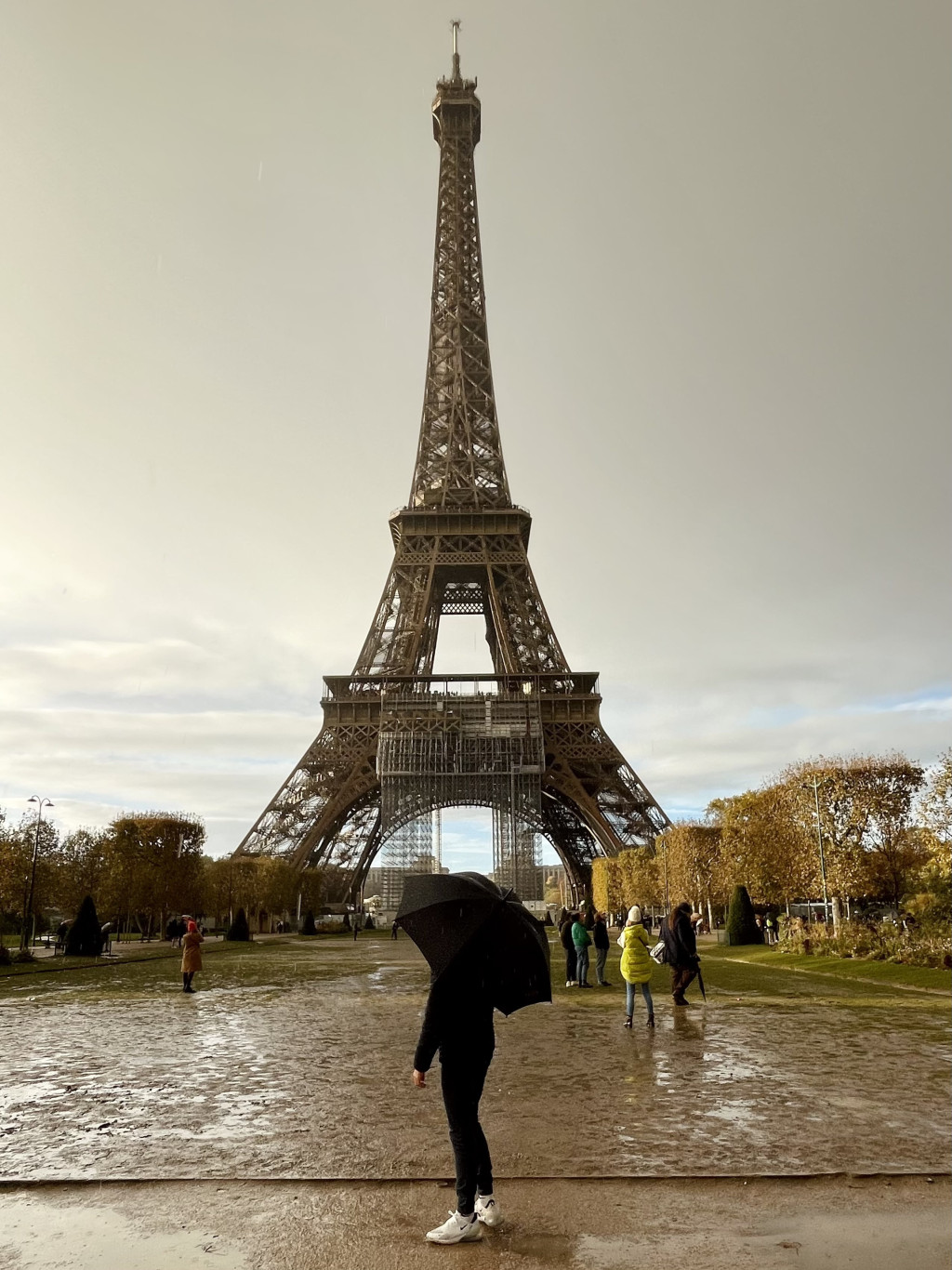 Photo de Mathis Goichon devant la Tour Effeil à Paris