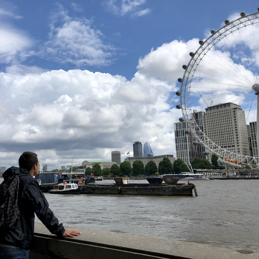 Photo de Mathis Goichon au pied de la Tamise devant le London Eye à Londres